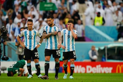 Lautaro Martínez, Nicolás Otamendi y Julián Álvarez, los rostros de la decepción argentina tras la derrota por 2-1 ante Arabia Saudita en el primer partido de Qatar 2022