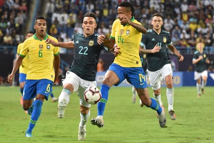 Lautaro Martínez obligó a los centrales brasileños y estuvo cerca de anotar.