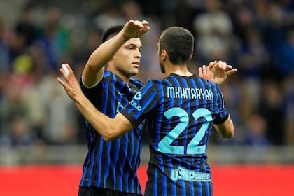 Lautaro Martínez se abraza con Henrikh Mkhitaryan, autor del segundo gol de Inter, que fue campeón de la Serie A