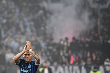 Lautaro Martínez se retiró ovacionado en el 2-0 de Inter sobre Lazio en el Olímpico de Roma; el bahiense ganó nueve trofeos en el club nerazzurro.