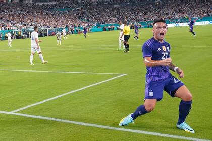 Lautaro Martínez tuvo su oportunidad en el primer tiempo y no falló; anotó el 1-0 para la Argentina