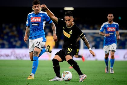 Lautaro Martínez tuvo un desmpeño más que discreto y salió de la cancha a los 26 minutos de la segunda mitad, cuando Inter estaba comprometido; Napoli le ganó la segunda semifinal por la Copa Italia.