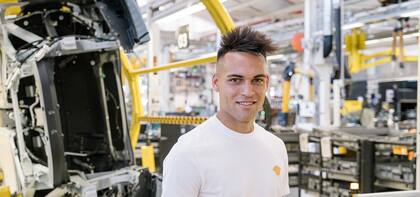 Lautaro Martínez viajó a Bologna, visitó la línea de producción de Lamborghini y se llevó un Urus