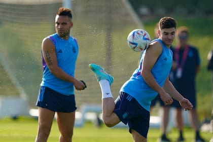 Lautaro Martínez y Julián Álvarez  en uno de los entrenamientos de la selección argentina en el Mundial Qatar 2022