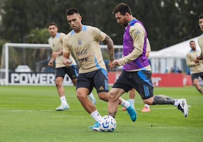 Lautaro Martínez y Messi, en una práctica en Ezeiza para el partido de este jueves contra Chile por la eliminatoria para el Mundial de 2026; averiado, el bahiense no jugará.