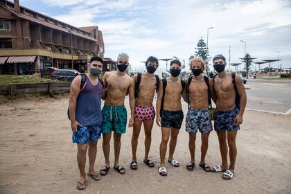 Lautaro, Matías, Lautaro, Bautista, Valentino y Joel, llegaron desde la ciudad de Buenos Aires a Pinamar para pasar sus vacaciones juntos.