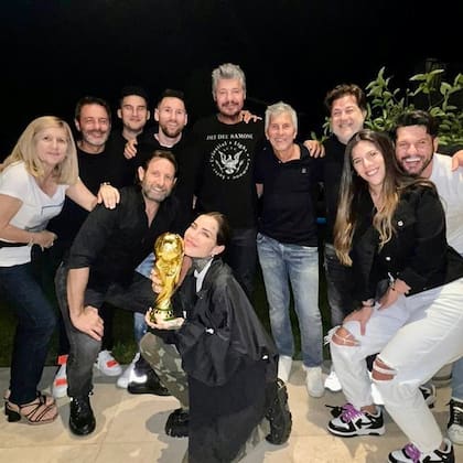 Lautaro Mauro junto a la familia Tinelli y la familia Messi