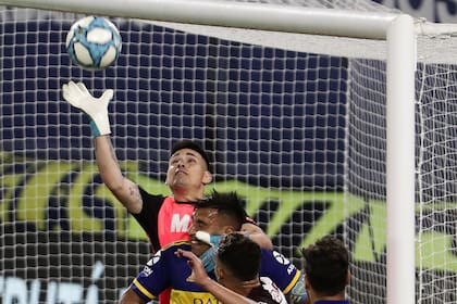 Con atajadas salvadoras de Morales, Lanús dejó en el camino a Vélez... y a São Paulo; aquí, el joven arquero, en el triunfo frente a Boca en La Bombonera.