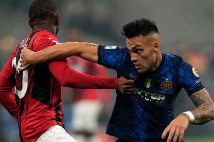 Lautaro quiso pero no pudo y el Milan le ganó 2-1 al Inter en el clásico .Saturday, Feb. 5, 2022. (AP Photo/Antonio Calanni)