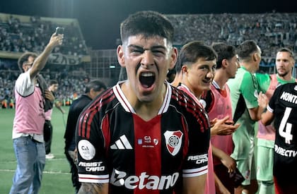 Lautaro Rivero celebra la clasificación de River luego de eliminar a Racing en la Copa Argentina