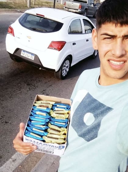 Lautaro Rivero vendiendo alfajores en un semáforo: otros tiempos