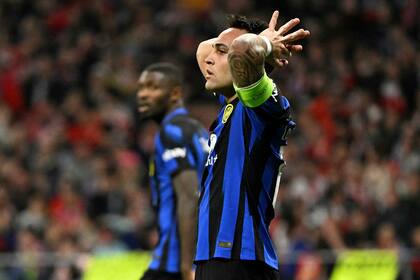Lautaro se lamenta; acaba de desviar el penal que significó la eliminación de Inter