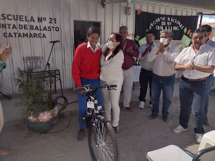 Lautaro Villagra (de sweater colorado) recibiendo su premio con Erica Frías, la profesora de Matemáticas de la escuela