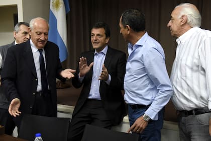 Lavagna y Massa, en un encuentro con los gremios del transporte: en la imagen están Schmid (Dragado y Balizamiento), Fernández (UTA) y Maturano (La Fraternidad)