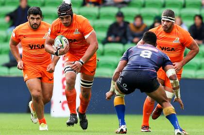 Lavanini, la potencia de los Jaguares, acompañado por Tetaz Chaparro y Kremer, el que más tackleó en el equipo argentino