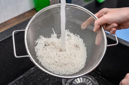 Lavar el arroz ayuda a reducir el contenido de microplásticos hasta en un 40%; pero no los elimina del todo