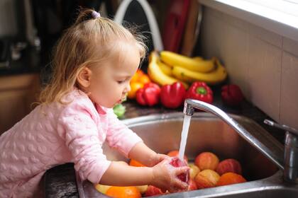 Lavar frutas y vegetales es una tarea ideal para el rango etario de 3 o 4 años