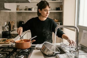 Qué hay detrás de la necesidad de lavar los platos mientras cocinás