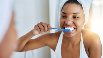 Lavarse los dientes ayuda a prevenir la formación de placa bacteriana