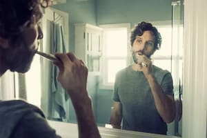 Lavarse los dientes es importante para evitar el mal aliento, pero no siempre es toda la solución