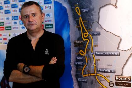 Lavigne y el mapa del reccorrido, con 10 etapas en la Argentina