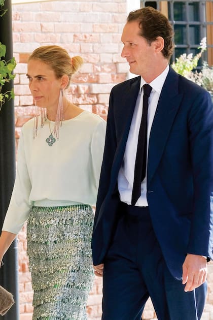 Lavinia Borromeo (es hermana de Beatrice, la mujer de Pierre Casiraghi) y su marido, John Elkann Agnelli, llegan a la ceremonia.