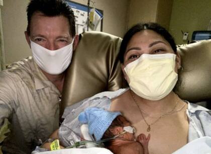 Lavinia con su hijo en el hospital de Honolulu y el médico que la ayudó después de dar a luz
