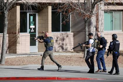 Los agentes del orden se dirigen al campus de la Universidad de Nevada, Las Vegas, después de informes de un tirador activo, el miércoles 6 de diciembre de 2023
