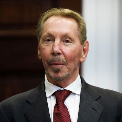 Lawrence Joseph Ellison, conocido como Larry Ellison, es cofundador de la empresa Oracle, de la cual posee un 35% y fue director ejecutivo desde 1977 hasta 2015
