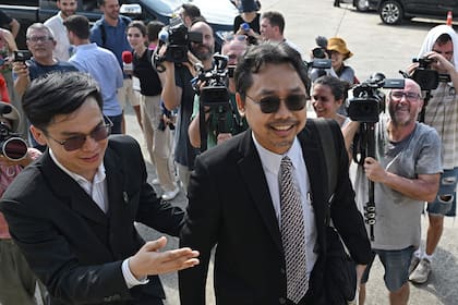 Lawyer Apichart Srinual (front R), who is representing Spanish chef Daniel Sancho Bronchalo accused of killing Columbian plastic surgeon Arrieta Arteaga on the island of Koh Pha Ngan in August 2023, arrives at the Koh Samui Provincial Court on April 9, 2024. (Photo by Lillian SUWANRUMPHA / AFP)�