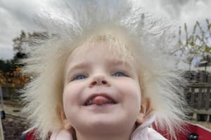 Layla dice que le encanta su cabello.