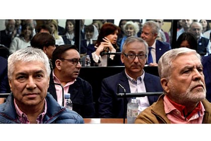 Lázaro Báez, vicepresidenta Cristina Fernández de Kirchner (atrás) y el ex ministro de Planificación Julio De Vido durante el primer juicio por presuntos delitos de corrupción en el tribunal de Comodoro Py , Buenos Aires. , el 21 de mayo de 2019.