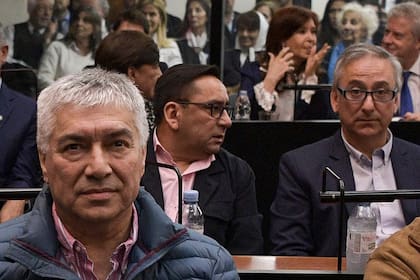 Lázaro Báez, en primer plano; atrás, Cristina Kirchner; fue cuando comenzó el juicio oral por irregularidades en la obra pública