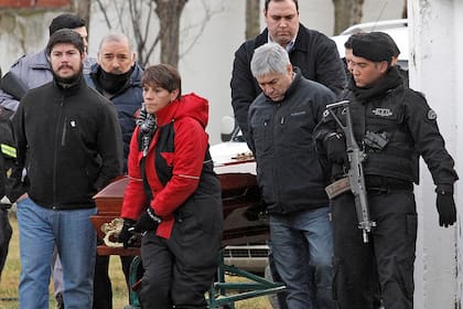 Lazaro y Leandro Baez en el entierro de su madre hoy