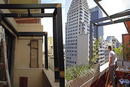 Además de ampliar su abertura, en el balcón se puso una pérgola de hierro de caño estructural, con protecciones contra el sol y el viento. Lujo total, la vista al edificio Safico.