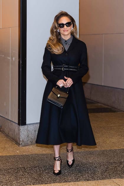 Le alcanza con un abrigo negro para lucir elegante. Como con este diseño de línea A de Dior, que combinó con un vestido gris, zapatos con pulsera al tobillo Hardotshoes, cartera Bvlgari y joyas Pasquale Bruni. 
