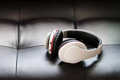 Una de las nuevas funciones de Bluetooth LE Audio es la posibilidad de que varios auriculares o parlantes se conecten en simultáneo a un mismo emisor (un celular, un televisor) en forma sencilla