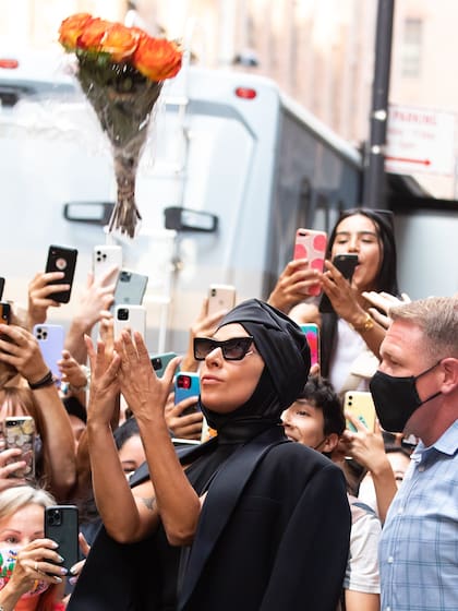 Le cae un ramo de rosas a Lady Gaga en medio de una selfie con fanáticos que la estaban esperando a la salida del estudio en Nueva York