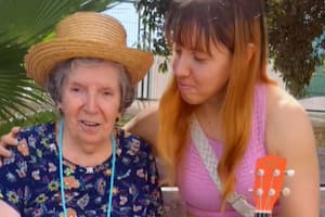 Le compuso una canción a su abuela con Alzheimer y el emotivo momento se volvió viral (Captura: @zuridelroy)