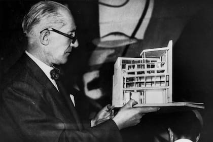 Le Corbusier sostiene la maqueta de la que sería su primera y última intervención en la región, emblema de la arquitectura moderna