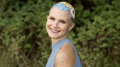 Le creó un diseño de flores bellísimo en la cabeza