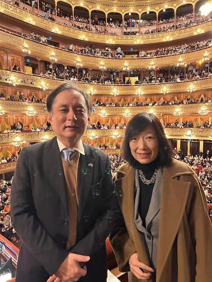 "Le debo mi matrimonio a la Argentina. Nos casamos en 2001 y, por eso, le estoy eternamente agradecido a este país". El embajador junto a su esposa, en una visita al Teatro Colón
