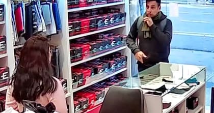 Le decía que hiciera silencio mientras señalaba que portaba un arma.