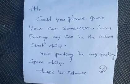 Le dejó una carta en el parabrisas para decirle que estacione en otro lado.