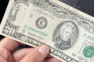 Le dieron un billete de 20 dólares, pero un error en el reverso podría darle un valor mucho más alto
