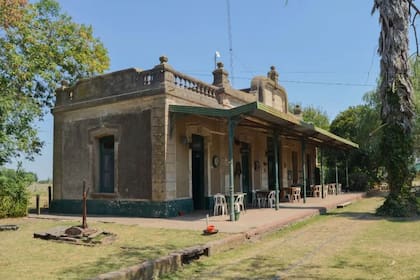 Le dieron vida a la vieja estación de ferrocarril con un patio de comidas al estilo rural