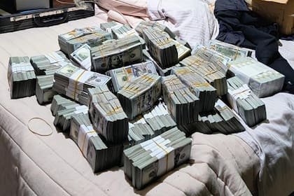 Le encontraron 4 millones de dólares en su casa y quiso coimear a un funcionario judicial para que no se lo secuestren