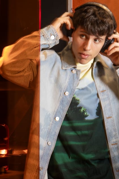 Le gusta la música, especialmente el rock nacional, y, durante la sesión de fotos, escuchó Babasónicos