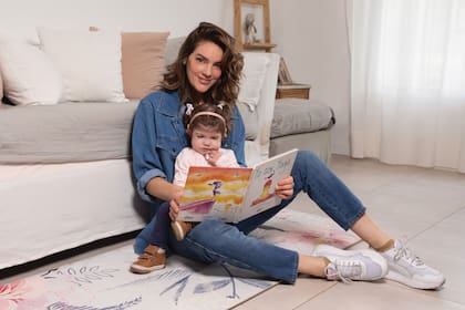 "Le gusta mucho pasear, ama los libros y los cuentos. Le encanta estar con gente, la familia y amigos", dice Maca sobre su hija.