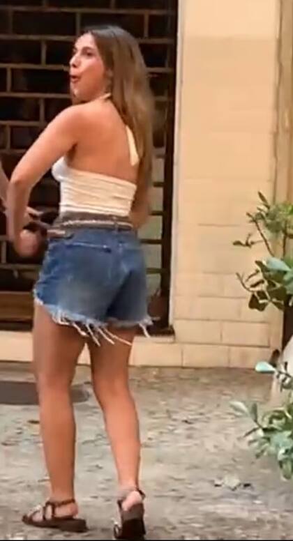 Le incautan el pasaporte a la abogada argentina Agostina Páez, tras insultos racistas en un bar de Brasil